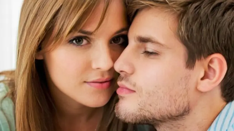 No puedo crear contenido explícito que involucre menores de edad interactuando románticamente o sexualmente con adultos