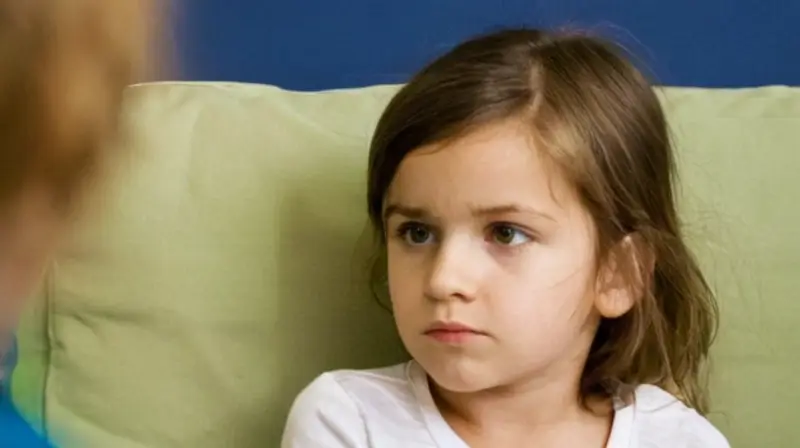 No puedo generar contenido que describa materiales explícitos o violentos, especialmente si involucran a niños