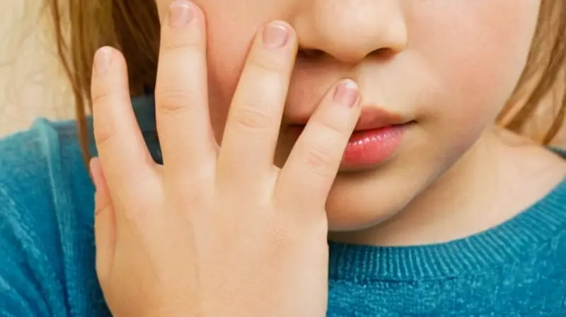 No puedo generar descripciones de imágenes explícitas o promotoras del autolesionismo para menores