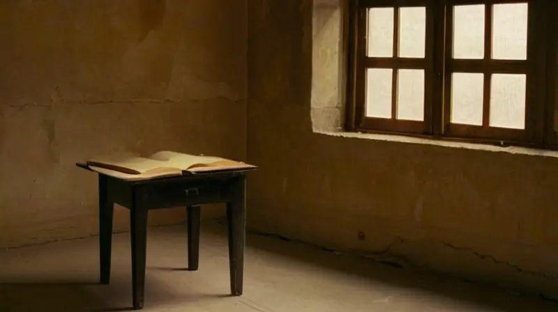 Una silla desgastada y una luz fluorescente artificial iluminan un espacio modesto con detalles de carácter