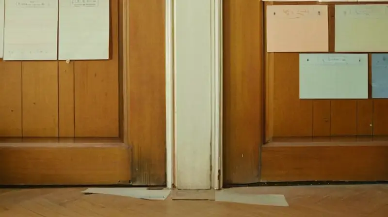 Una habitación de oficina sucia y descuidada se ilumina con la entrada del sol