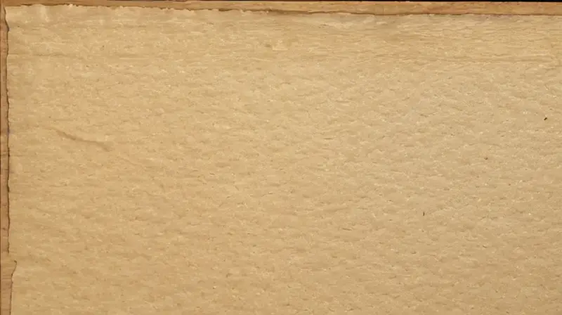 Una hoja de papel descansa sobre un escritorio antiguo con patina